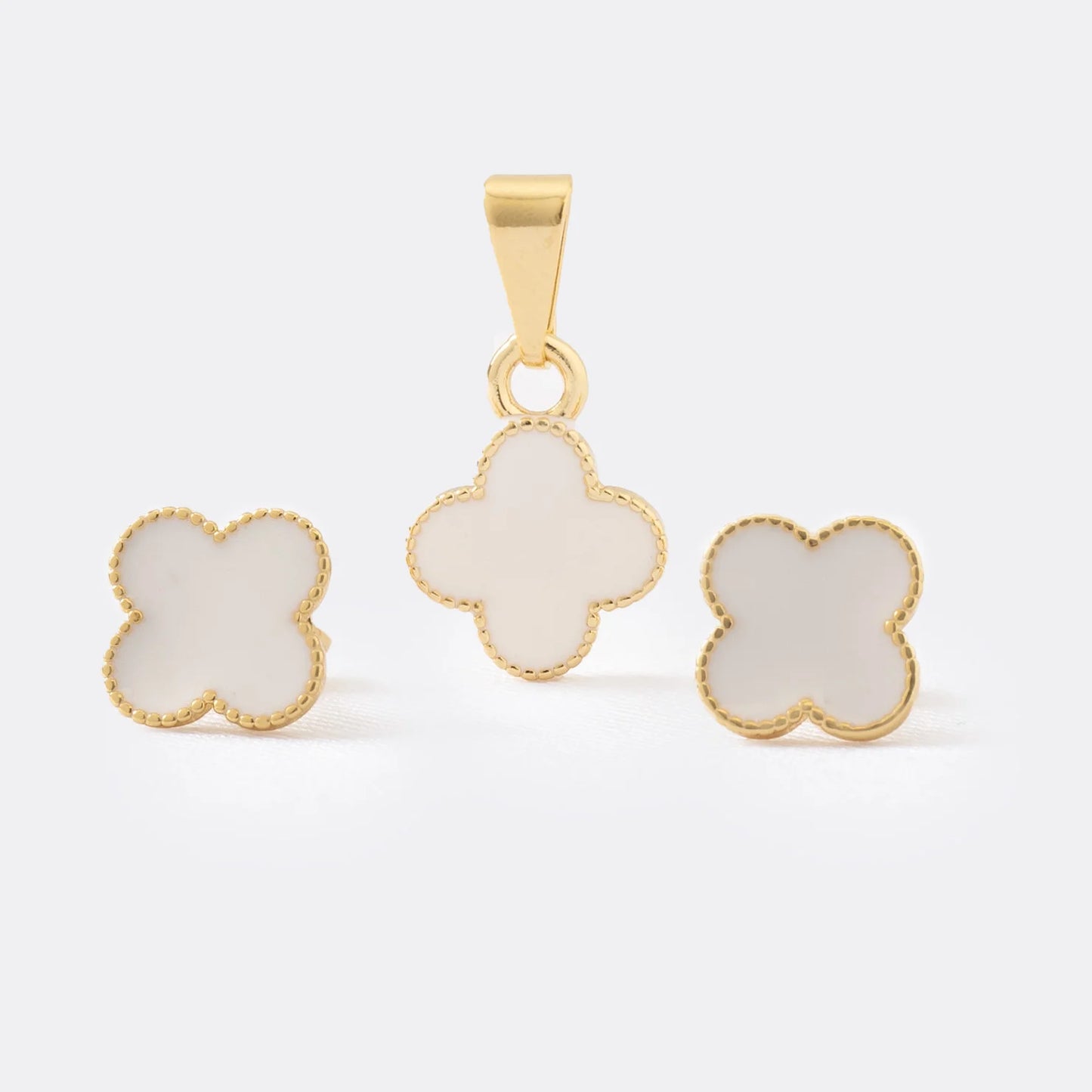CONJUNTO CLOVER BLANCO TOPOS Y DIJE