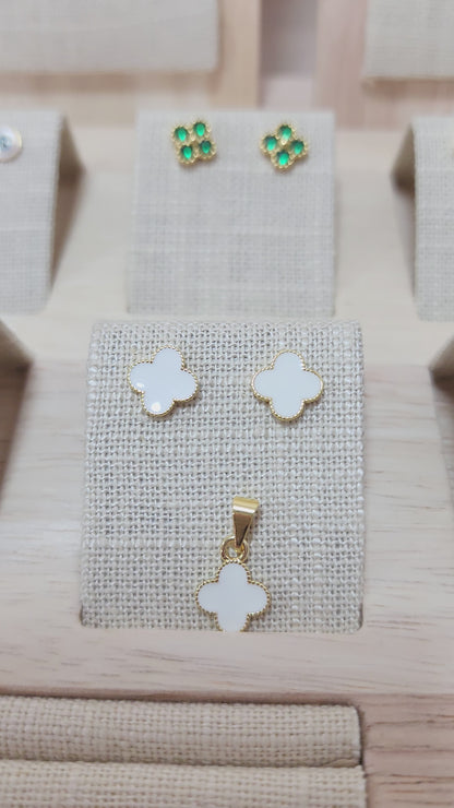 CONJUNTO CLOVER BLANCO TOPOS Y DIJE